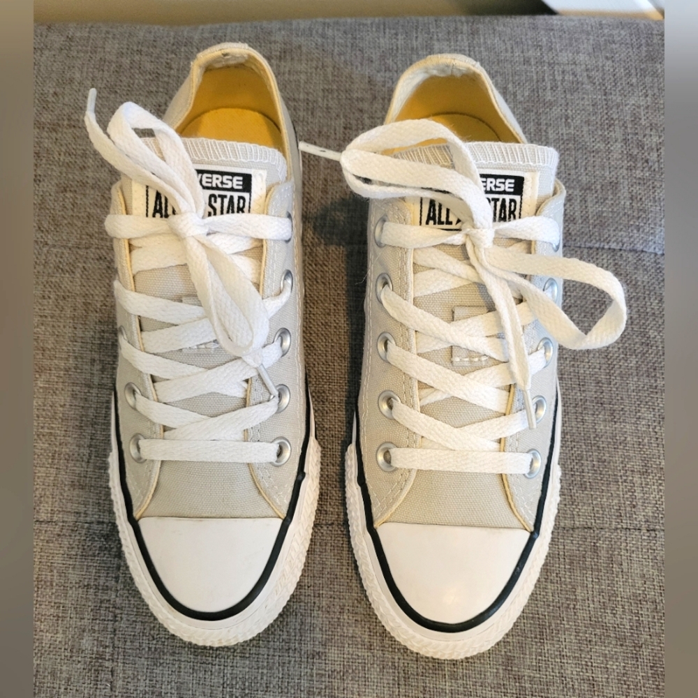 Like New Women's Converse Size 5.